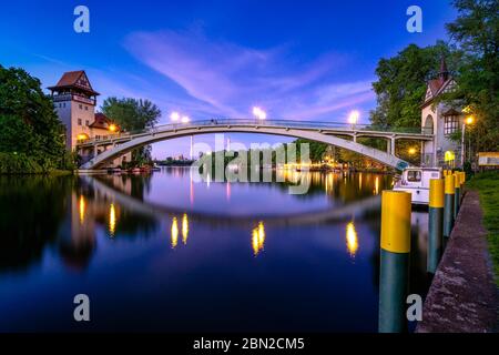 8 maggio 2020, Berlino, Abbeibrucke, un ponte pedonale, è uno dei primi ponti in cemento armato in Germania e conduce nel quartiere Alt-Treptow di Berlino come un passaggio pedonale per l'isola dei giovani. Fu completata nel 1916 e sostituita da un traghetto che portò i visitatori all'Isola Sprea. Il ponte è un edificio storico. Foto all'ora blu. | utilizzo in tutto il mondo Foto Stock