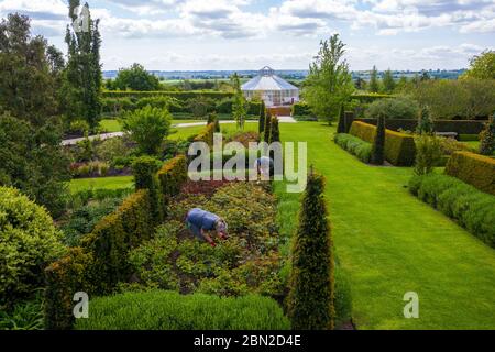 Gli studenti di orticoltura Karen Hobbs, davanti, e Emma Willy, indietro, continuano a mantenere i giardini al RHS Hyde Hall Gardens a Chelmsford, Essex. Foto Stock