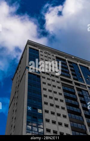 Una vista ad angolo basso di uno dei pochi isolati di alloggi alti rimasti a Gorbals, Glasgow Foto Stock