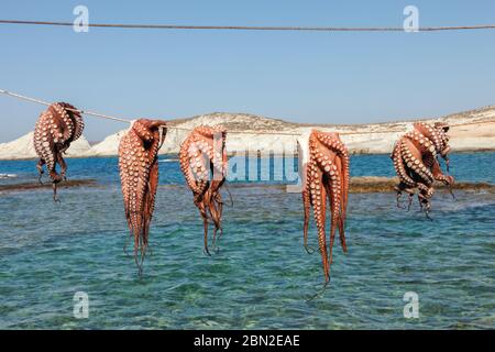 Case colorate nel piccolo villaggio di Klima, sull'isola di Milos, Cicladi, Grecia Foto Stock