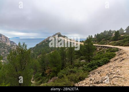 Veduta aerea della Calanque de Sugiton, fiordo vicino Marsiglia nel sud della Francia nel Parco Nazionale delle Calanques visto dal sentiero del parco. Foto Stock