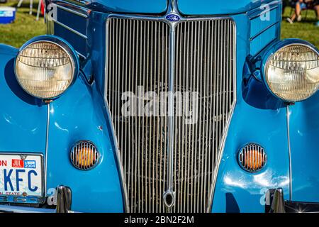 Daytona Beach, FL / USA- 24 novembre 2018: 1936 Ford Model 48 Deluxe Convertible Sedan all'autunno 2018 Daytona Turkey Run. Foto Stock