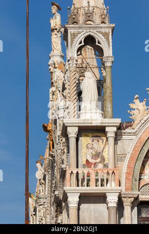 Dettagli ornati sulla Basilica di San Marco, Piazza San Marco, Venezia, Veneto, Italia. Foto Stock