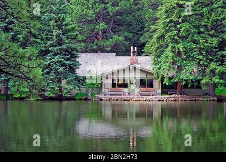 Casa su un lago Estes Park Colorado, Stati Uniti Foto Stock