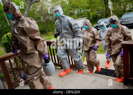 ROMNEY, USA - 01 maggio 2020 - West Virginia soldati e militari della Guardia Nazionale USA assegnati alla Task Force chimica, biologica, radiologica e nucleare Foto Stock