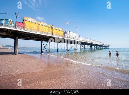 Due nuotatori di mattina presto sulla spiaggia deserta vicino a Paignton, Regno Unito Foto Stock