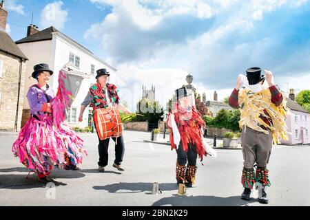 Una truppa Rag Morris festeggia il giorno di maggio con una danza nella tradizione Cotswold a Wotton-under-Edge, Gloucestershire UK Foto Stock