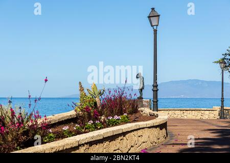 Statua di Javier Perez Ramos al punto panoramico che si affaccia sulla spiaggia di Playa del Duque, Costa Adeje, Tenerife, Isole Canarie, Spagna Foto Stock