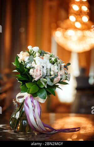 Lussuoso bouquet di rose crema rosa e bianca con splendidi nastri all'interno, fiori del giorno di nozze Foto Stock