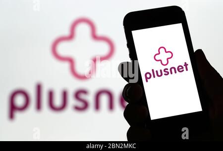 Logo Plusnet della rete di telefonia mobile su un telefono cellulare (solo per uso editoriale) Foto Stock