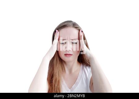 Testa di giovane donna caucasica con mal di testa o febbre o emicrania tenente le sue mani sui templi vicino al viso, isolato su sfondo bianco, occhi c Foto Stock