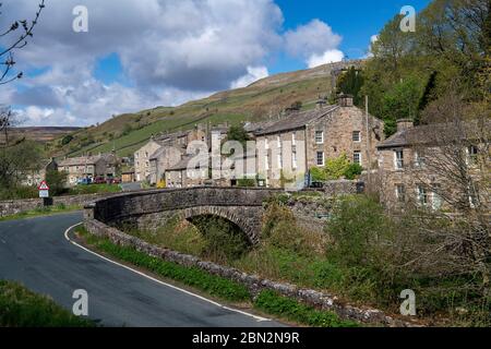 Villaggio di Muker a Swaledale, in una giornata primaverile. Yorkshire Dales National Park, Regno Unito. Foto Stock