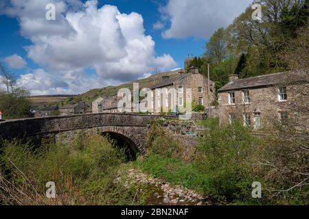 Villaggio di Muker a Swaledale, in una giornata primaverile. Yorkshire Dales National Park, Regno Unito. Foto Stock