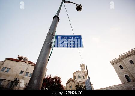 Cartello blu con testo Mea Shearim strada a Gerusalemme, Israele Foto Stock