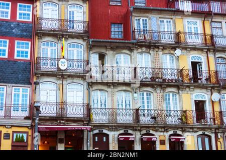 Porto, Portogallo - Luglio 26th, 2018 : struttura completa di finestre colorate su una casa cittadina nel quartiere Ribeira, Patrimonio dell'umanità Dell'Unesco. Foto Stock