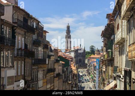 Porto, Portogallo - Luglio 27th, 2018 : storico paesaggio urbano di Porto con la chiesa barocca Igreja dos Clérigos e le persone incidentali sullo sfondo. Foto Stock