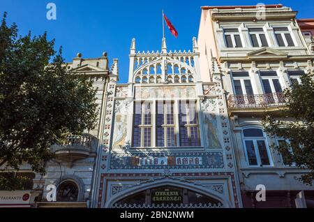 Porto, Portogallo - 27 Luglio 2018 : facciata della libreria Lello fondata nel 1869 a Rua das Carmelitas 144 e considerata una delle più belle Foto Stock