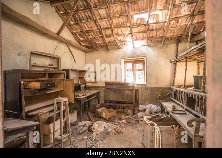 Casa sporca abbandonata con tegole rotte e travi in legno a la Gomera, isole Canarie, Spagna. Interni antichi decaduti a perso, isolato, creepy Foto Stock