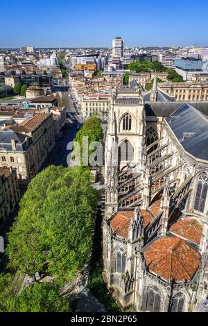 Città di Bordeaux e Cattedrale di Saint-Andre Vista aerea dalla torre Pey-Berland, Francia Foto Stock