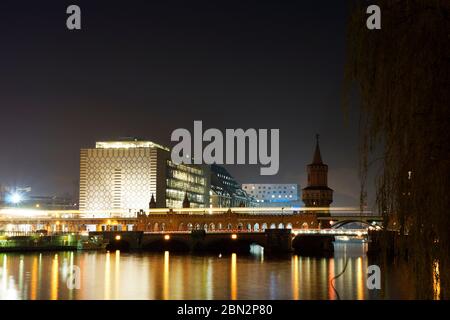 Nachtaufnahme der Oberbaumbrücke a Berlino Foto Stock