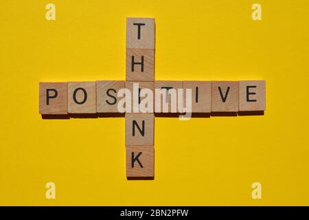 Pensare positivo, crossword isolato su sfondo giallo luminoso Foto Stock