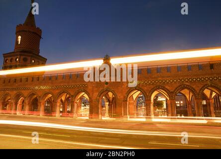 nächtliche Langzeitbelichtung der Oberbaumbrücke a Berlino / U-Bahn Foto Stock