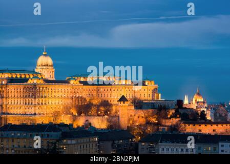 Vista notturna sul Palazzo reale di Buda con cupola del Parlamento ungherese. Budapest, Ungheria Foto Stock