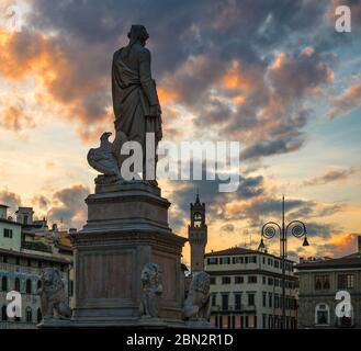 La statua di Dante Alighieri che guarda la piazza Santa Croce di Firenze al tramonto Foto Stock