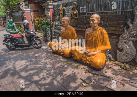 Monaci buddisti in pietra. Phnom Penh, Cambogia - 22 FEBBRAIO 2020 Foto Stock