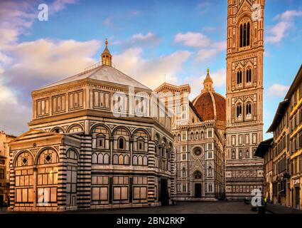 La piazza del Duomo di Firenze in una mattina di inizio estate Foto Stock