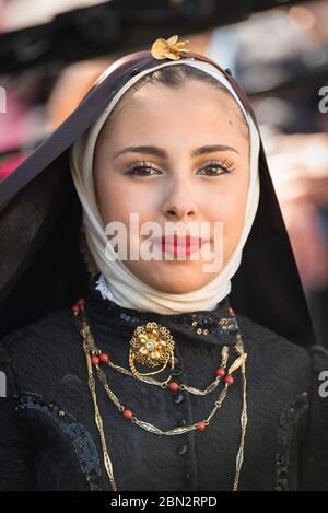 Costume tradizionale, ritratto di una giovane donna che indossa abiti tradizionali sardi nella festa Cavalcata di Sassari, Sardegna. Foto Stock