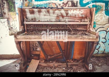 Bordeaux/Francia - 18 aprile 2018 : pianoforte e Graffite rotti in edifici di Darwin, Caserne Niel. Foto Stock