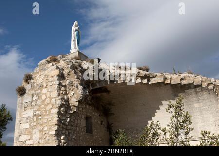 La Cappella rovinata di St-Sisto a Eygalières nelle Alpilles Bouches du Rhône Francia Foto Stock