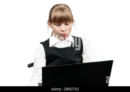 La studentessa penosa con un malinteso guarda lo schermo di un notebook isolato su sfondo bianco Foto Stock