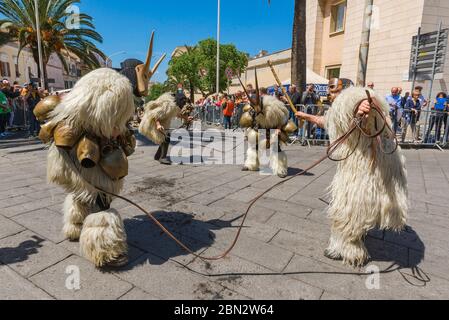 Sardegna festival, Uomini vestiti come Boes e Merdules - figure tradizionali in sheepskins e maschere, partecipare alla Cavalcata festival, Sassari Foto Stock