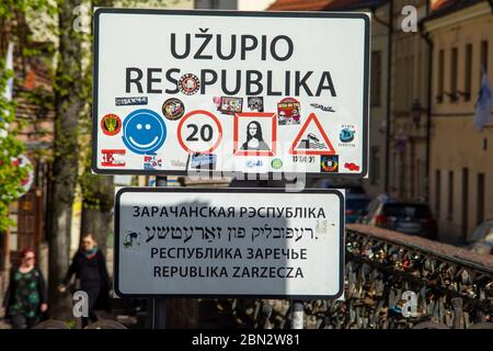 27 Aprile 2018 Vilnius, Lituania. Poster informativo all'ingresso del quartiere Uzupis a Vilnius. Foto Stock