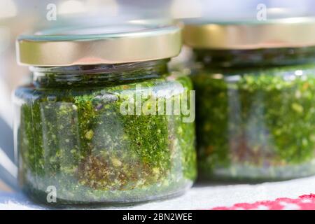 Pesto fatto di aglio selvatico (allium ursinum), noto anche come ramsons, fibbramoni, aglio a foglia larga, aglio di legno o porro di orso, un fiore perenne bulboso Foto Stock