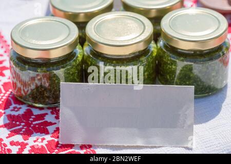 Pesto fatto di aglio selvatico (allium ursinum), noto anche come ramsons, fibbramoni, aglio a foglia larga, aglio di legno o porro di orso, un fiore perenne bulboso Foto Stock