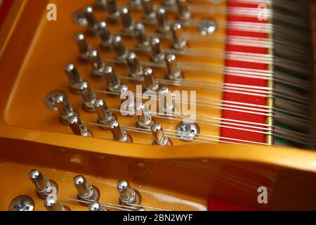 Musica suonata dall'antico pianoforte rovinato. Martelli in pianoforte abbandonato che colpisce corde sintonizzate per produrre la nota quando un tasto piano è premuto. Foto Stock