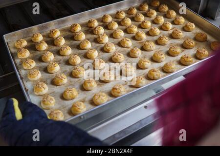 torta di ananas o nastar su un vassoio panetteria fatta in casa Foto Stock