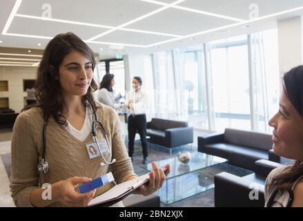 Dottori donne che parlano in ufficio Foto Stock