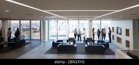 Uomini d'affari che parlano in una moderna sala business Foto Stock