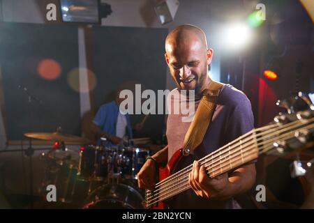 Chitarrista e batterista maschile che suonano sul palco Foto Stock