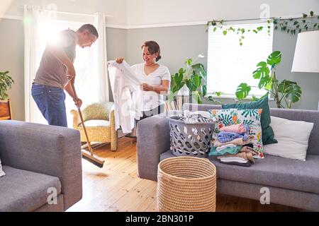 Maturo coppia pieghevole lavanderia e ampio soggiorno Foto Stock