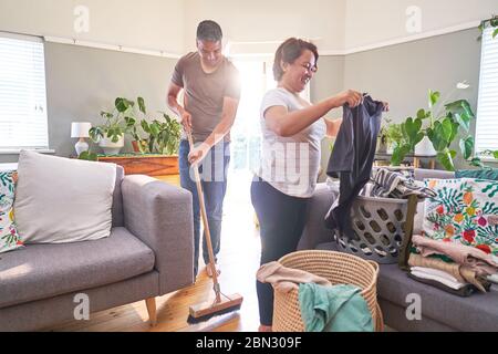 Maturo coppia pieghevole lavanderia e ampio soggiorno Foto Stock