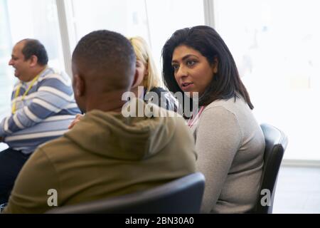 La gente di affari di parlare nella sala conferenza incontro Foto Stock