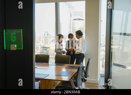 Uomini d'affari che parlano in una moderna sala conferenze Foto Stock