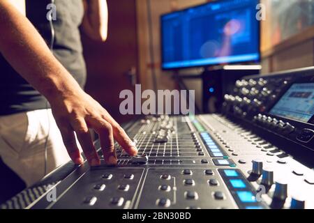 Produttore maschile presso la sound board di musica in studio di registrazione Foto Stock