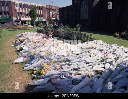 1997, un mare di fiori per la morte di Diana Principessa di Galles, centro di Bedworth, West Midlands, Inghilterra, Regno Unito Foto Stock