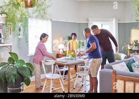 Coppia matura amici che fissa un tavolo da pranzo per pranzo Foto Stock